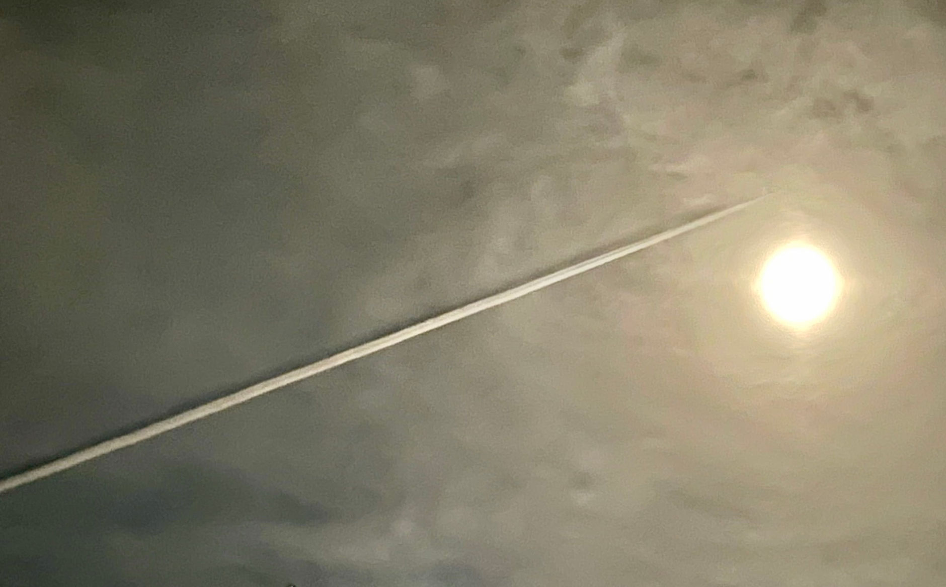 月光に照らされた飛行機雲は幻想的な光景だった。