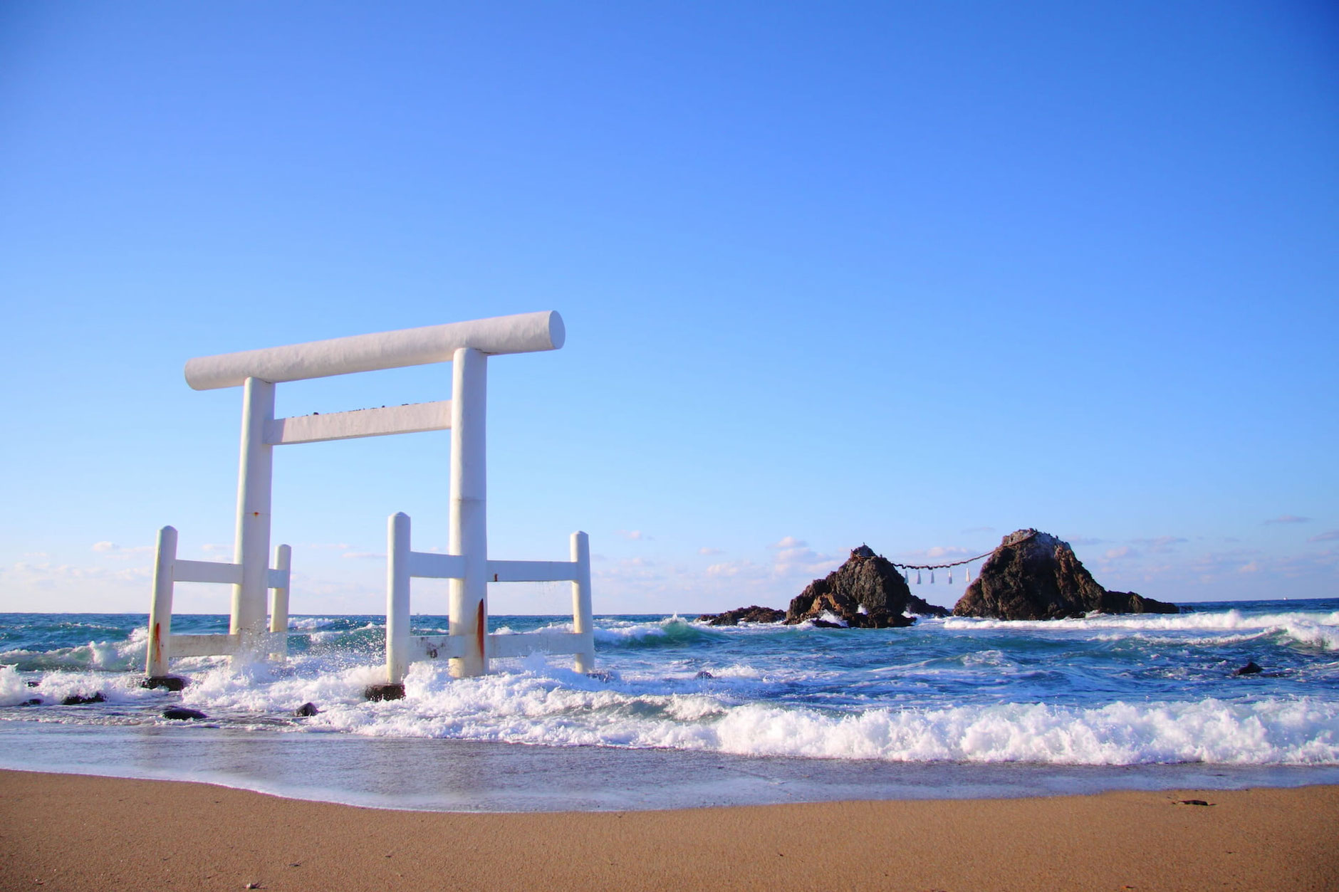 桜井二見ヶ浦にある夫婦岩と海中鳥居