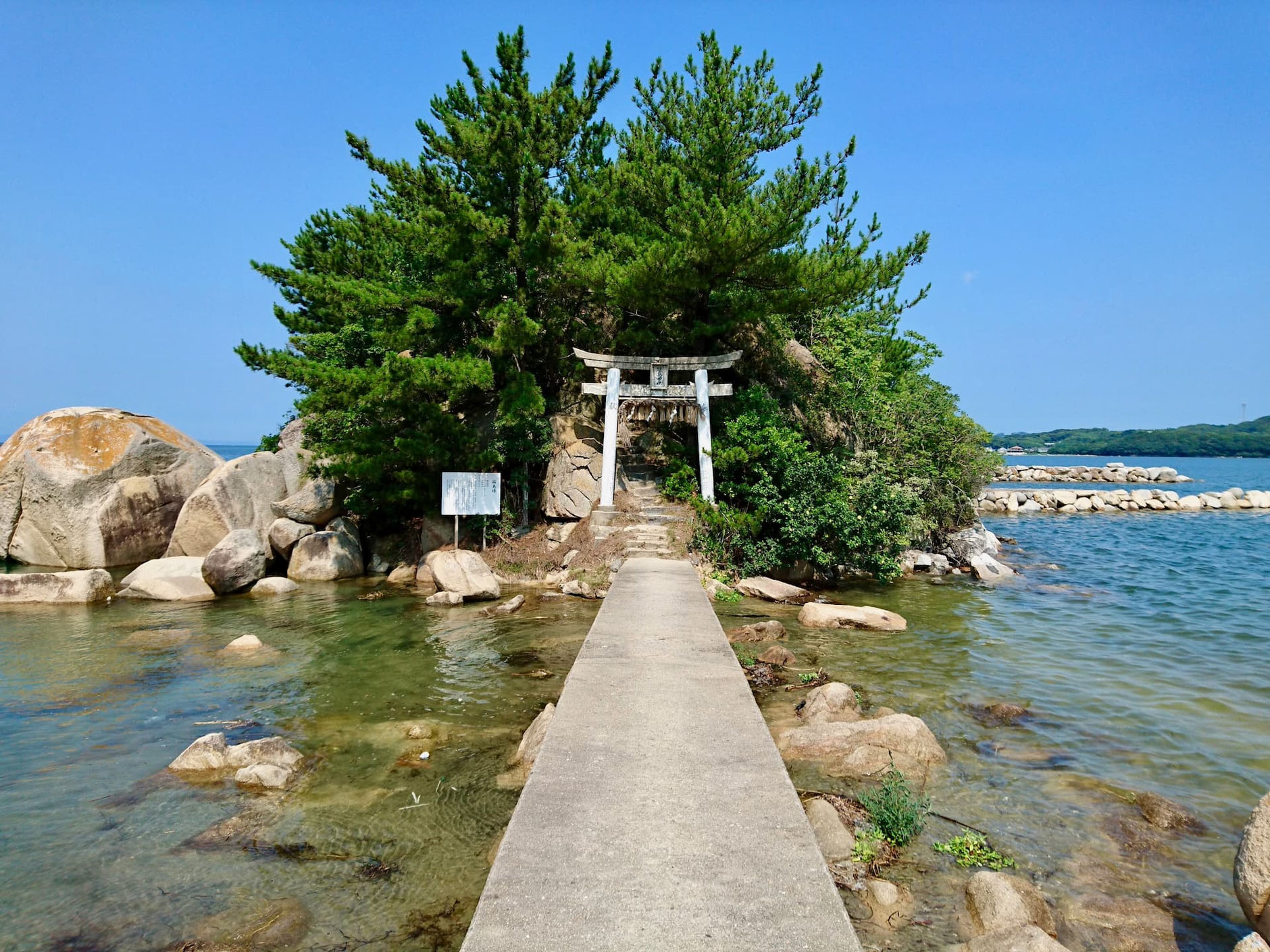 海の中にある箱島神社