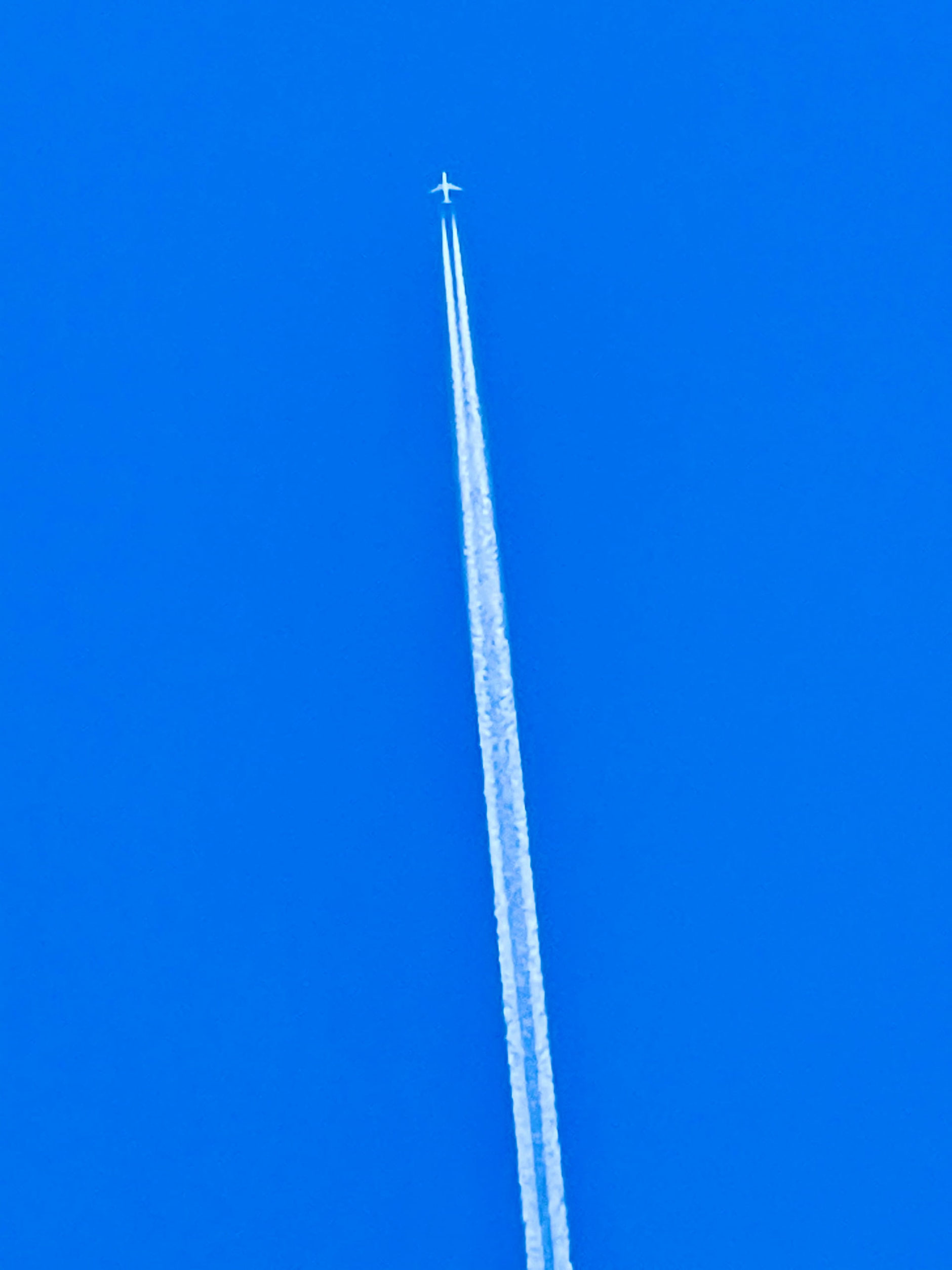 『陸海空の安全守り』のデザインの由来となった鎮懐石八幡宮上空の飛行機雲