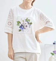 袖レースと身頃プリント カットソー  SALE　2,480円(税込)  ブラウス寄りのTシャツです