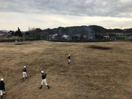 茅ヶ崎シニアの選手達も到着し外野でアップ開始。