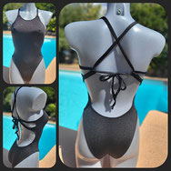 Modèle 2 - Lycra brillant présenté.