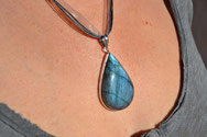 La labradorite autour du cou avec son cordon ruban