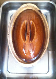 Fermer et faire cuire au bain marie dans un four non préchauffé, pour 1h30 à 220/230°C (thermostat 7-8).