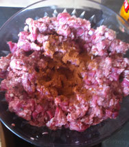 Mélanger la chair à saucisse, les magrets coupés et le bœuf haché. Ajouter les 4 épices, les échalotes hachées, le sel, le poivre et mélanger à nouveau.