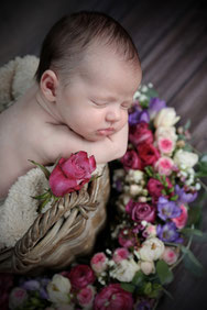 Babyfoto mit Blumen und weiteren Dekorationen