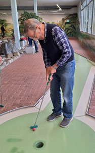 Während Altmeister Otto 2 versucht den Ball ins Loch zu führen...