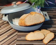 Bauernbrot freigeschoben mit Gärkörbchen in der emaillierte gusseisernen Pfanne mit Deckel von Pampered Chef