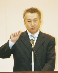 教育再生について講演する八木秀次氏=10日夜、市健康福祉センター