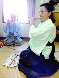 控え室で、本番前の最終練習をする、安室流保存会の会員ら=12日午前、石垣市民会館