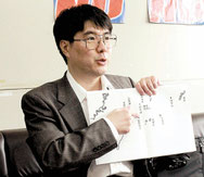 古文書で新たに解読した事実を説明する石井望准教授=15日午後、県庁