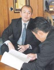 中山市長に合弁会社設立の構想を報告する渡嘉敷社長=26日午後、市役所