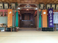 王子神社拝殿より本殿を望む