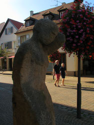 "Der Wächter" am Eingang zur Fußgängerzone in der Mannheimer Straße.
