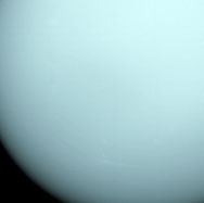 Uranus' Atmosphäre scheint einfarbig und strukturlos.