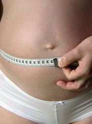 Babybauch mit Maßband