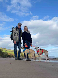Jack, Kenobi, Paola und ich am Strand in Schottland