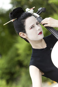 Ravienne Art Model - Foto, Geisha, Cello, Musik auf Reisen