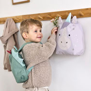 Kind mit Drachen- und Einhorn Rucksack von LÄSSIG