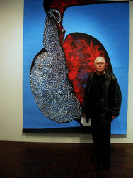 Roland Sénéca devant une peinture de la série Nous brûlerons sur place, donnée au musée en 2008. © DR.