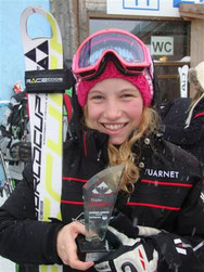 Magdalena Schwaiger mit ihrem Pokal für den 3. Platz