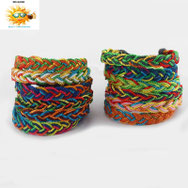 PULSERAS HECHAS A MANO DE HILO TRENZADO (2,50€).