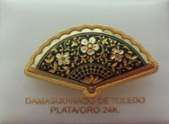 BROCHE (ABANICO DE FLORES) DAMASQUINADO DE TOLEDO ORO-PLATA 24K. (15€).