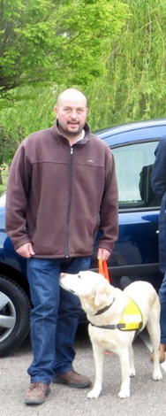Jean-Pierre NEY et un chien en éducation aux CMUE