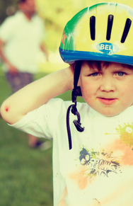Kind mit Fahrradhelm
