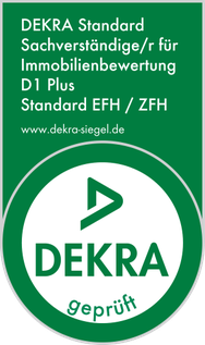 Ein grün-weißes Symbol der Firma "Dekra" zum Thema Immobilienbewertung