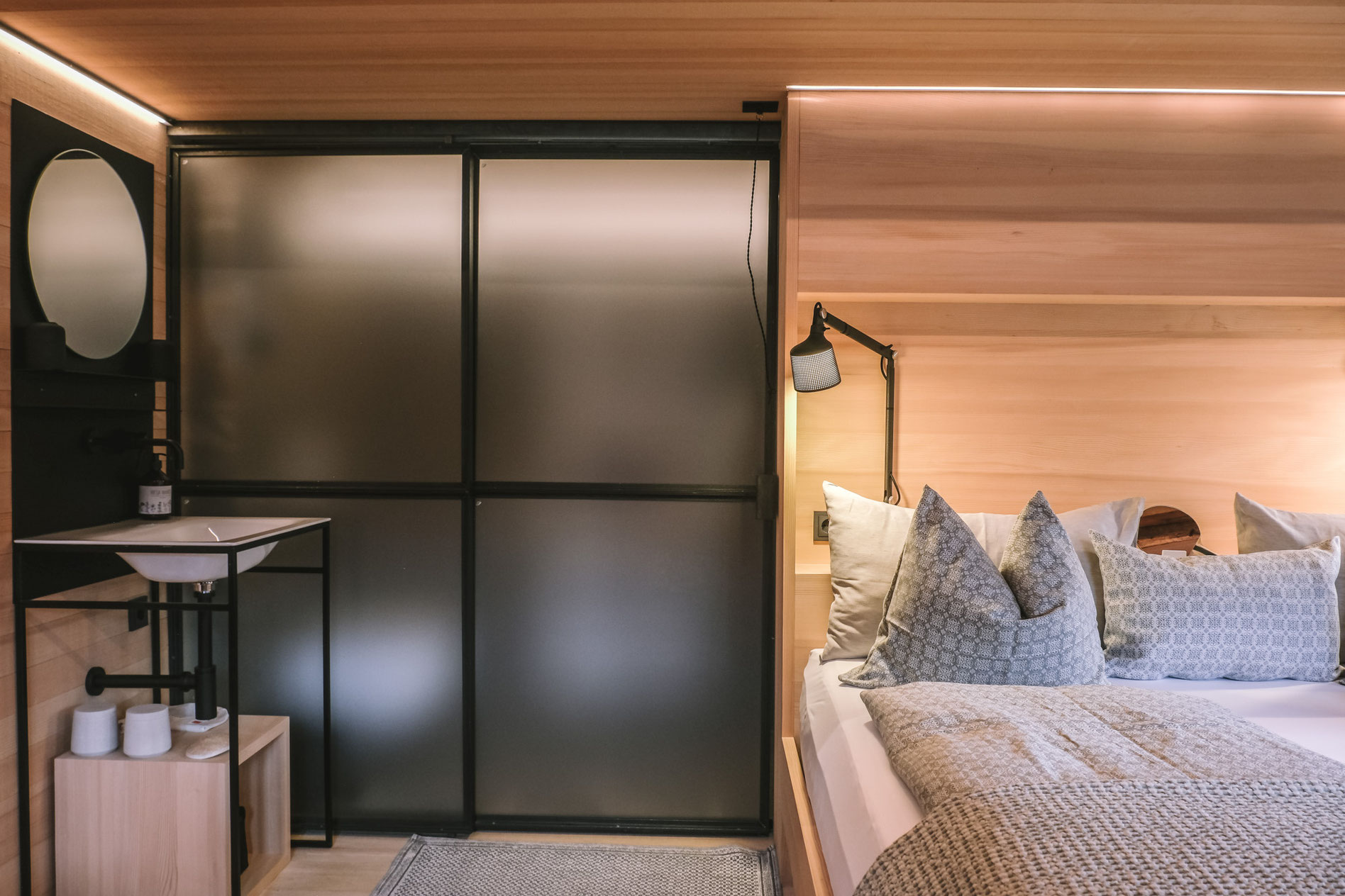 Schlafzimmer - Das Benedikta Chalet im Montafon verbindet historische Architektur mit modernem Design: stilvolles Wohnen in Vandans mit Sauna, Garten und viel Raum für Familien und Freunde. _fullwidth-story-splash