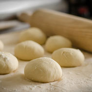 Préparation de la pâte à pizza chez Ma Boulangerie Café