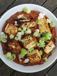 gebakken tofu met auberginetomatensaus