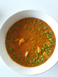 curry met erwtjes en aardappel