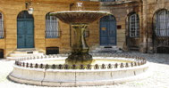 Sehenswürdigkeiten Aix-en-Provence: Ein eindrücklicher, mittelalterlicher Brunnen in einem kleinen Hof mitten in der Altstadt von Aix-en-Provence.