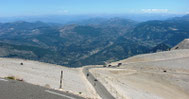 Sehenswürdigkeiten Mont Ventoux: Blick auf die steile Bergstraße der Tour-de-France-Königsetappe über den Mont Ventoux.