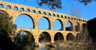 Sehenswürdigkeiten Languedoc-Roussillon: Das imposante Äquadukt Pont du Gard besteht aus drei Etagen von Rundbögen, welche das Flusstal der Gardon überqueren.