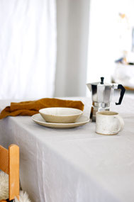 Gedekte tafel met handgemaakt servies 