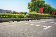 alt="man sieht eingezeichnete Parkplätze"