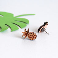 bijoux pour enfant ou maman en bois assemblés à la main en France. modèle ananas, fruit exotique et tropical avec gravure laser. Puces d'oreilles ou boucles d'oreilles originales et uniques créées par my little fox.