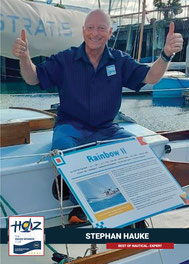 Stephan Hauke, HOZ Inside Member und Nautical Expert, präsentiert lächelnd die legendäre Segelyacht Rainbow II, Daumen hoch für Segelsport!