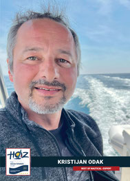 Kristijan Odak, erfahrener Hochseeskipper für Motorboote, genießt konzentriert und verantwortungsvoll eine Fahrt auf hoher See.