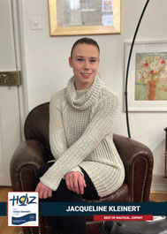 Jacqueline Kleinert, engagierter Assistentin im HOZ Hochseezentrum Backoffice auf braunem Lederstuhl sitzend