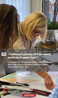 HOZ Instruktorin erklärt Kartenaufgabe in Kleingruppe – traditioneller Hochseeschein Kurs mit Gruppen-Spirit.