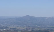 鞍掛山から遠望する姫神山