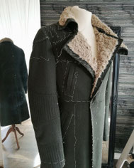 Maßanfertigung Kostümreplik, wattierter Parkamantel mit Fellkragen nach der letzten Anprobe im Atelier von Maßmantel Herrenschneider Manuela Leis in Berlin