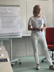 Yogahilft, Trainerin