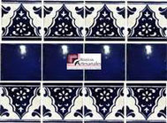 <img src="ruta-de-la-imagen.jpg" alt="Cenefa Sierra Cobalto con Liso Azul Cobalto de azulejo Talavera mexicano hecha a mano">