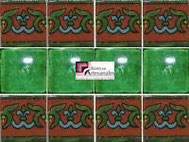 <img src="ruta-de-la-imagen.jpg" alt="Cenefa Guía Especial Ocre con Liso Verde Deslavado de azulejo Talavera mexicano hecha a mano">